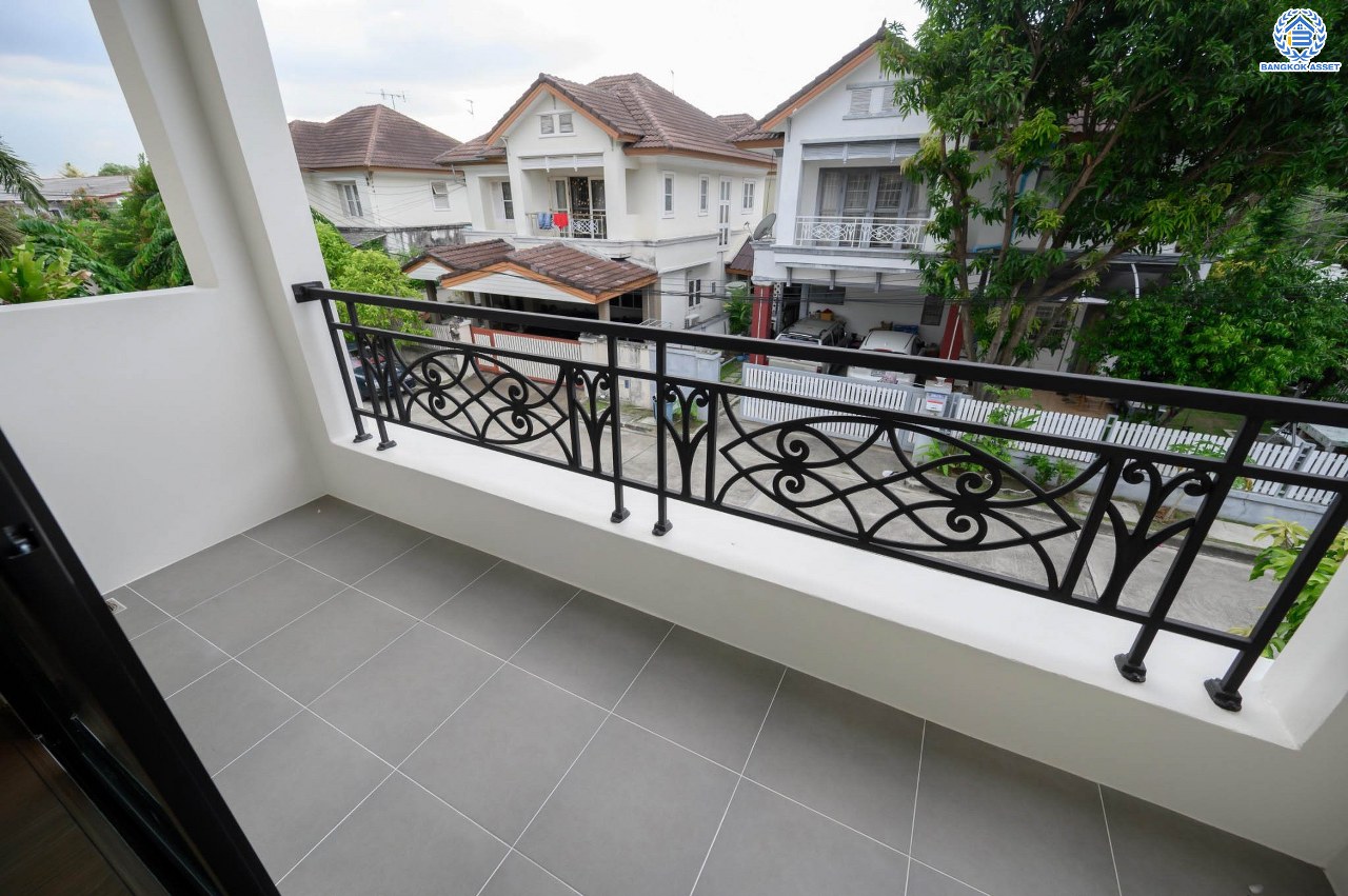 บ้านมือสองตกแต่งใหม่ โครงการ ธารา ราชพฤกษ์-ปิ่นเกล้า บ้านสวย พร้อมอยู่ เนื้อที่ 58.7 ตร.ว. ฟังก์ชัน 3 ห้องนอน 3 ห้องน้ำ จอดรถได้ 2 คัน บนทำเลเชื่อมต่อถนนกาญจนาภิเษก ใกล้รถไฟฟ้าสายสีแดง "สถานีตลิ่งชัน" และจุดขึ้นทางด่วน "ศรีรัช" รายล้อมด้วยสิ่งอำนวยความสะดวกครบครัน